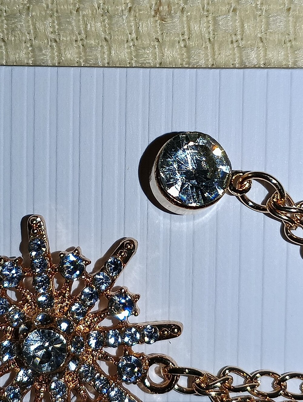 Very Pretty Brooch - Picture 7 of 9